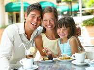 Tu mamá te cuidó desde pequeño, te lavó tu ropa, te contó un cuento para dormir, se desmañanó todos los días para llevarte a la escuela y por supuesto, te hizo de desayunar, de comer y de cenar. Así que no tienes pretexto para no consentirla como se debe.  Foto: Archivo