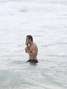 Jugadores italianos se refrescan en una playa de Río. Foto: AP Images