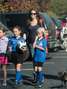 Julia Roberts leva filha à aula de futebol em LA; veja fotos.