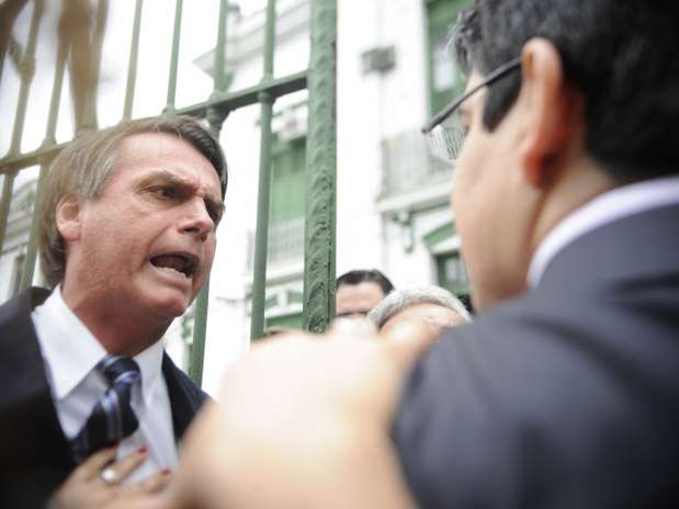 Bolsonaro discute com Randolfe durante visita de parlamentares ligados à Comissão Nacional da Verdade ao antigo DOI-Codi Foto: Tânia Rego / Agência Brasil