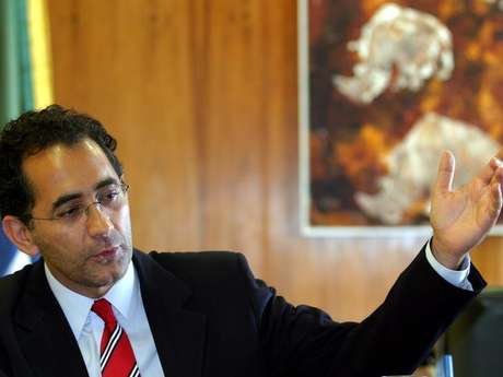 O ent&atilde;o presidente da C&acirc;mara, Jo&atilde;o Paulo Cunha, fala em entrevista &agrave; Reuters em Bras&iacute;lia, em novembro de&nbsp;2004 Foto: Jamil Bittar / Reuters