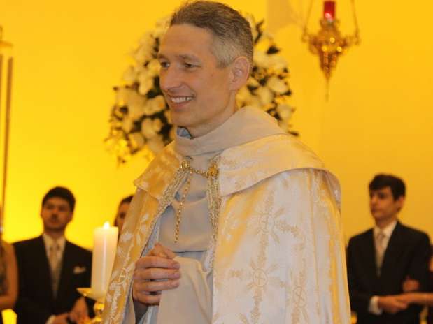 Padre Marcelo se recupera após eliminar 40kg com uma dieta à base de hambúrguer e alface Foto: Leo Franco e Thiago Duran / AgNews