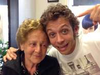 Valentino Rossi y su abuela Foto: Twitter