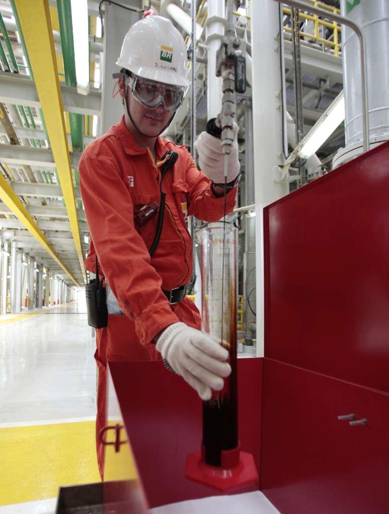 ANÁLISE Produtores de petróleo da América Latina suam para cobrir custos em meio à crise
