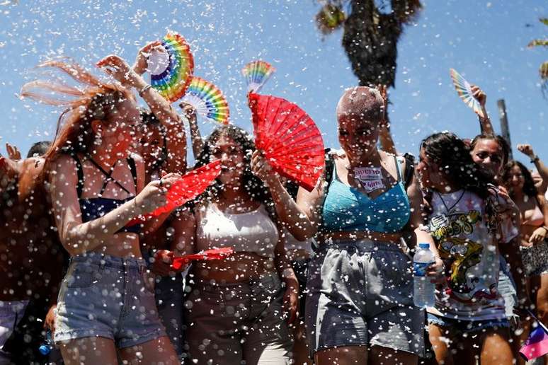 Parada do Orgulho Gay toma ruas de Tel Aviv em meio a volta de restrições da Covid