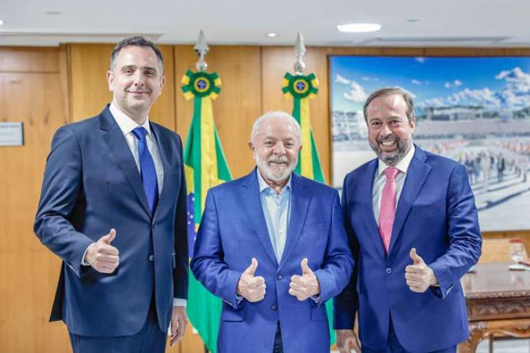Pacheco, Lula e Silveira, durante reunião; presidente do Senado classificou como 'impagável' os juros aplicados sobre a dívida de Minas Gerais