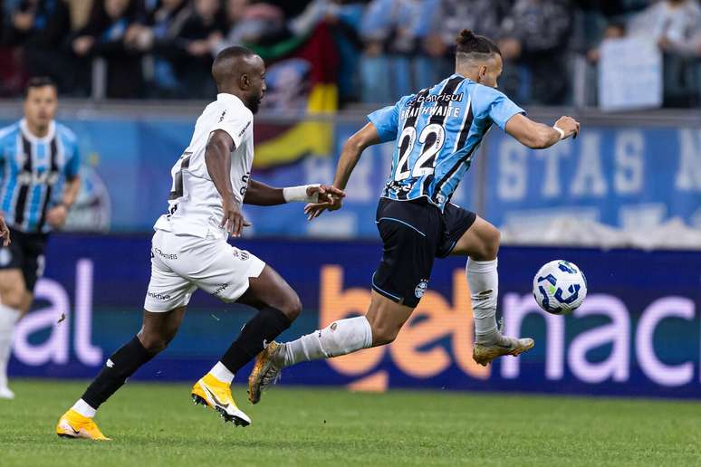 Braithwaite tenta levar o Grêmio ao ataque neste 0 a 0 em casa com o Ceará.