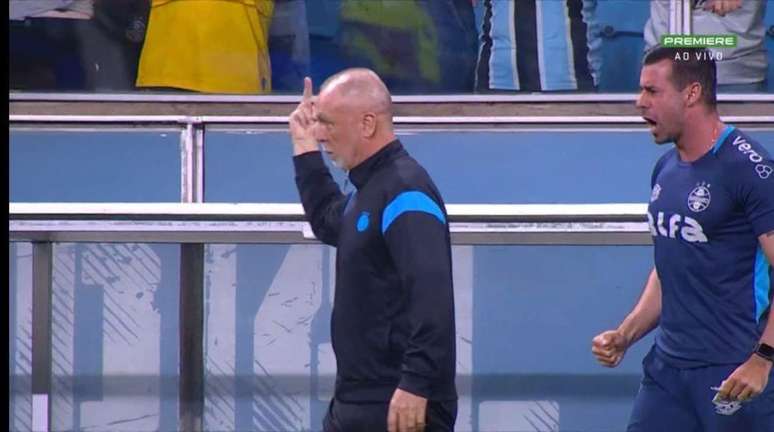 Mano Menezes mostra dedo do meio para torcedor do Grêmio