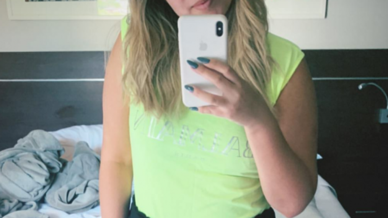Resultado de imagem para MarÃlia Mendonça combina sporty e neon