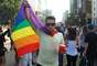 A bandeira com as cores do arco-íris, símbolo do movimento LGBT, enfeita a parada