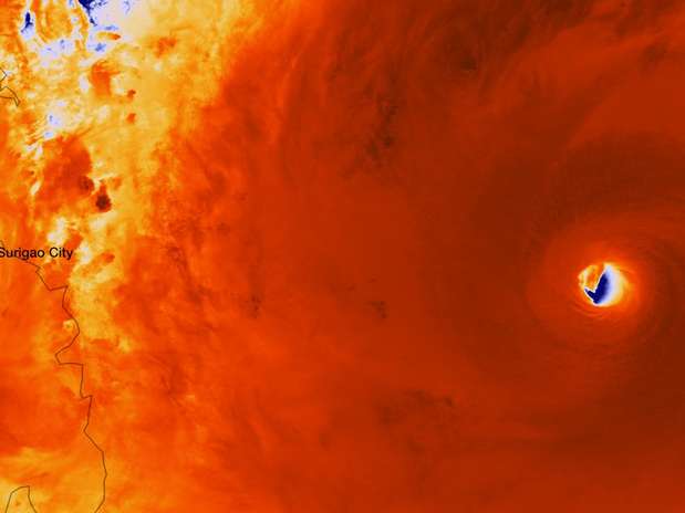 Imagem capturada pelo satélite Suomi NPP mostra em detalhes o olho do super tufão Haiyan, que atinge as Filipinas Foto: NOAA / Divulgação