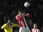El delantero paraguayo Marcelo Estigarribia se adelanta al ecuatoriano Néicer Reasco en busca de un balón aéreo en un partido de la Copa América jugado en Santa Fe, Argentina, el 3 de julio del 2011. Paraguay ya no hace planteos tan defensivos como en el pasado y apuesta más al ataque. Foto: Fernando Vergara / AP