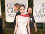 Sofisticada y dramática, así lució Angelina Jolie sobre el Red Carpet de los Golden Globes 2012 en Versace. El vestido largo en satín color crema es un diseño de corte estructural asimétrico embellecido por un pliegue en rojo en el busto, drapeado en la cadera y falda al aire con abertura frontal en la pierna. Angelina complementó su look con un mini bolso y labios rojos. Foto: Getty Images