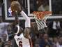 LeBron James (6), del Heat de Miami, prepara una clavada ante la mirada de Chase Budinger (10), de los  Rockets de Houston, en la segunda mitad del juego del domingo 22 de abril de 2012, en Miami. (Foto AP/Wilfredo Lee) Foto: Wilfredo Lee / AP