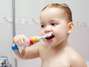 Cepille los dientes del niño después del desayuno y antes de dormir, utilizando un cepillo dental de cerdas suaves para limpiar los dientes y las encías.Foto: Shutterstock
