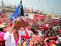 En imagen propircionada por la Oficina de Prensa de Miraflores, el presidente encargado de Venezuela Nicolás Maduro sostiene una imagen de San Benedicto en un acto de campaña en Cabimas, en el estado de Zulia, Venezuela, el jueves 11 de abril de 2013. El ex astro del fútbol Diego Armando Maradona, un confeso admirador del proyecto socialista del fallecido presidente Hugo Chávez, participó el jueves en el cierre de campaña de Maduro.  Foto: Oficina de Prensa de Miraflores / AP