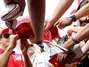 Fernando Alonso fue recibido por una multitud de aficionados a su legada a Montmeló. Foto: 