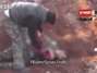 Captura del vídeo en el que se ve al supuesto rebelde sirio cortando el corazón. Foto: YouTube
