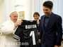 Gianluigi Buffon, guardameta de Juventus al entregar una playera al Papa Francisco. Foto: Divulgación Juventus.com
