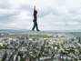 El funambulista Reinhard Kleindl ha dado una demostración de su habilidad sobre los rascacielos de Frankfurt. El austriaco ha establecido un récord mundial tras caminar en el espacio urbano más alto a 185 metros sobre el suelo. Foto: RALPH ORLOWSKI / Reuters