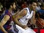 El jugador del Regal Barcelona Juan Carlos Navarro defiende a Rudy Fernández Foto: EFE en español