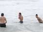 Jugadores italianos se refrescan en una playa de Río. Foto: AP Images