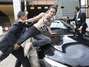 Tres activistas de Femen abordan el coche del primer ministro tunecino.