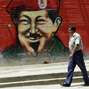 Tras reelección, Chávez lucha para mantener su popularidad.