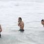 Jugadores italianos se refrescan en una playa de Río. Foto: AP Images
