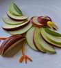 Trabaja con manzanas verdes y rojas este sofisticado y saludable pájaro Foto: ignacia hofmann / 