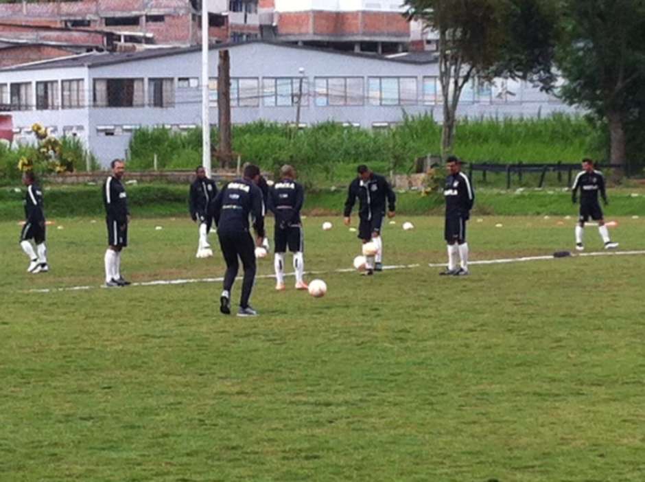 Tite treina em campo castigado e poupa titulares do clássico