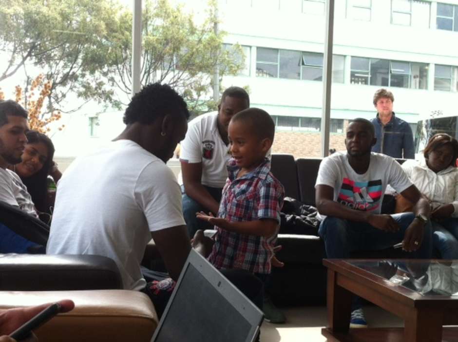 Família visita Mendoza em hotel do Corinthians e pede 1º gol
