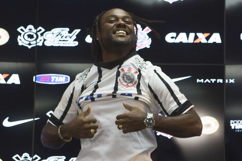 Vagner Love pode ter 1ª chance como titular contra Linense