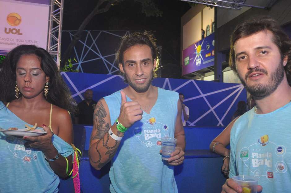 Sem jogar desde dezembro, Valdivia curte Carnaval na Bahia