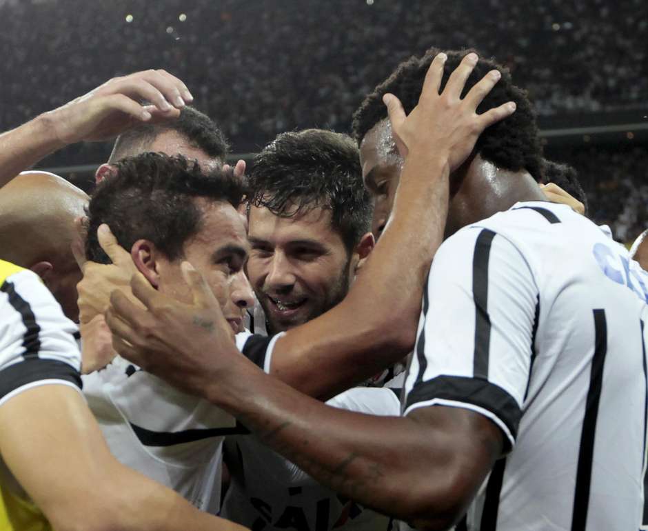 Apesar de dívidas, Corinthians rejeita shows dentro da Arena