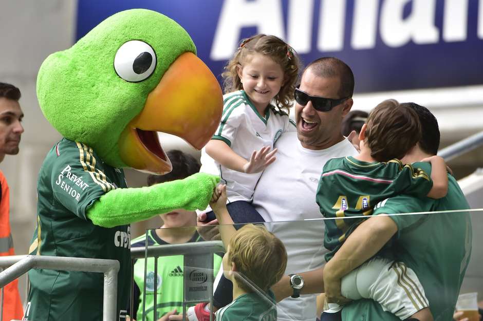 Jogo às 11h leva clima familiar, mas 