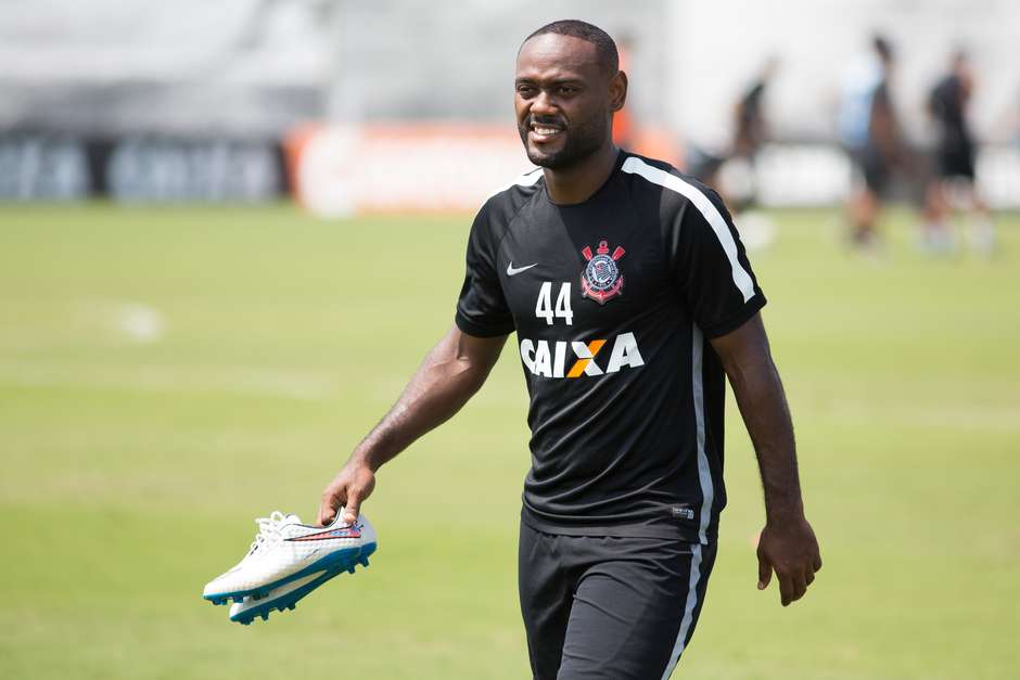 Vagner Love dá adeus às tranças e readota 