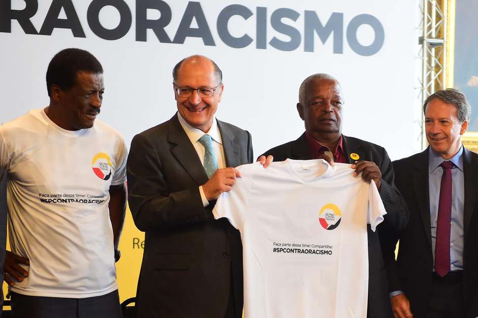 Alckmin recebe ídolos para lançar campanha contra racismo