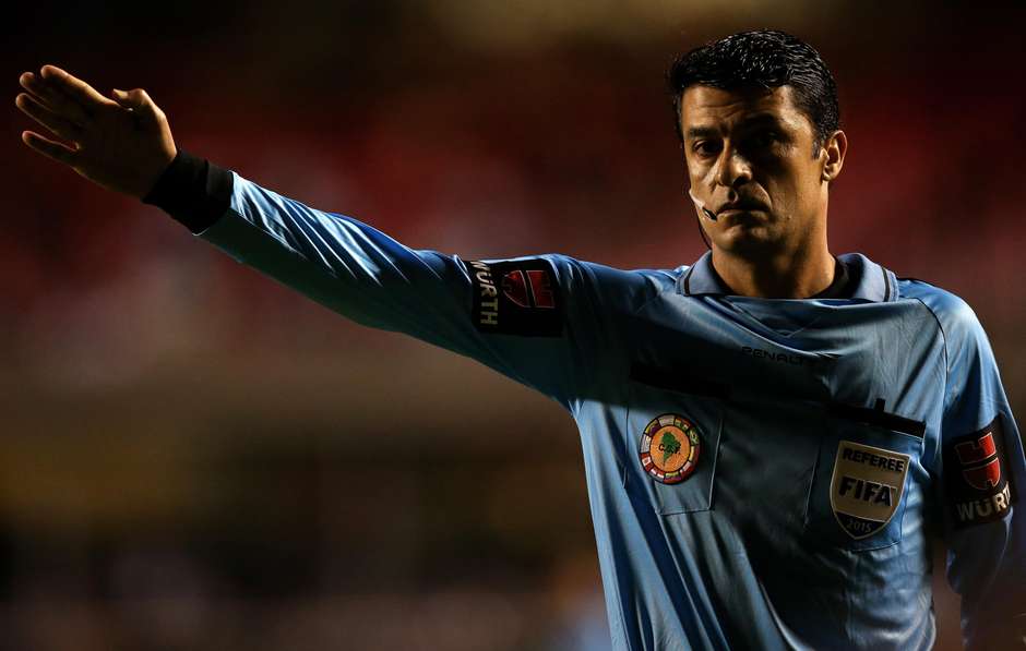 Elias se revolta e pede explicação para expulsão de Emerson