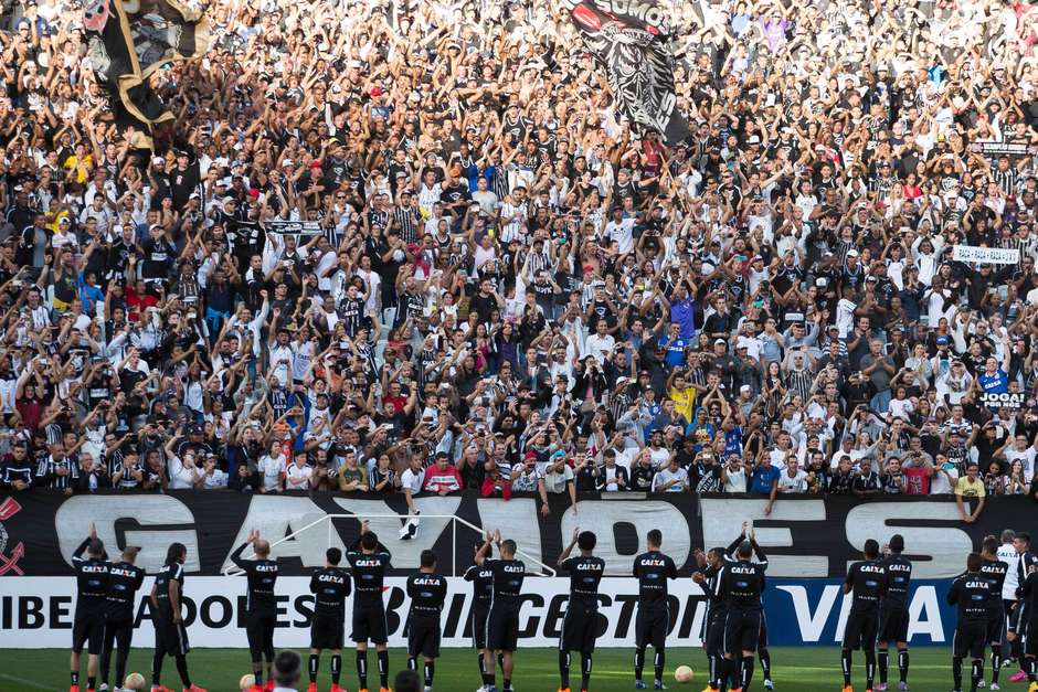 Apoio! Corintianos gritam nome de elenco e dizem: 