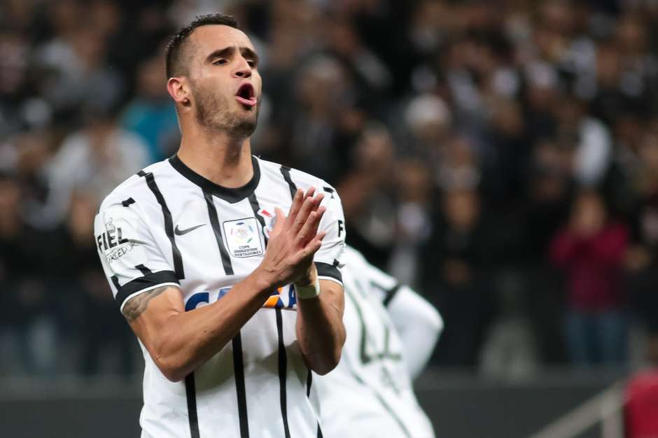 Pedida salarial alta afasta ida de Renato Augusto ao Schalke