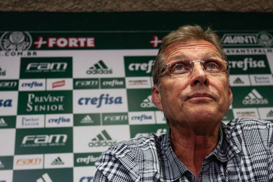 Oswaldo exalta elenco 