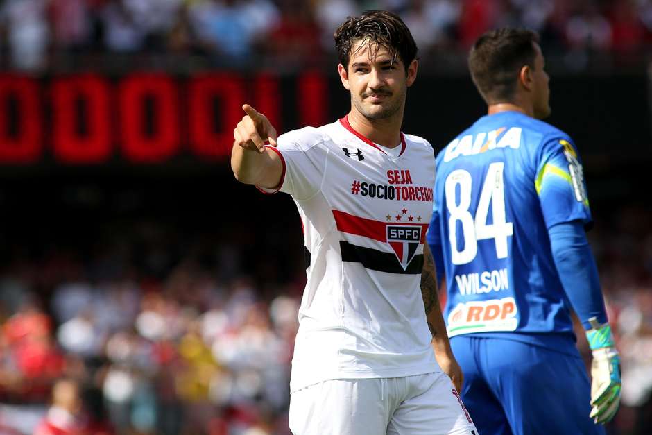 Barça deseja contratar Pato, mas quer empréstimo sem custos