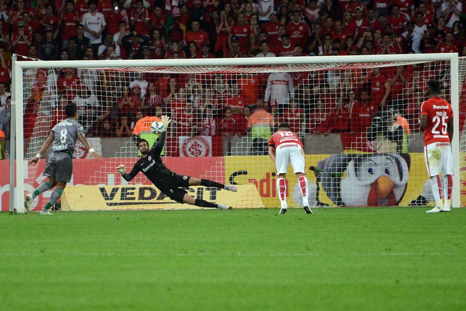 Barrios perde pênalti, mas Palmeiras arranca empate no Beira-Rio