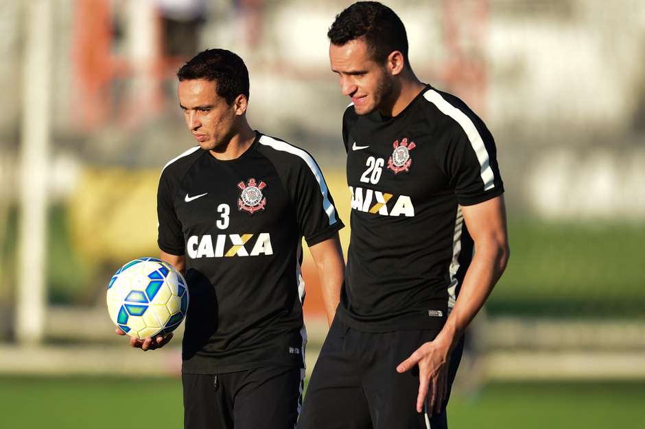 Corinthians quer repor saídas e discute até 