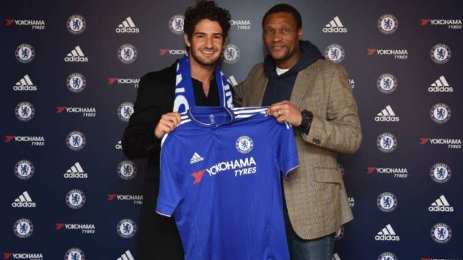 Chelsea oficializa chegada de Pato por empréstimo de seis meses