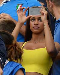 Fanny Neguesha, novia del delantero Mario Balotell, fue una de las mujeres, hijos y amigos de los jugadores de la escuadra italiana presentes en el estadio Maracná este domingo. Foto: Getty Images