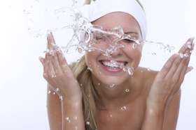 1. Você não precisa lavar o rosto com água quente para limpar a pele