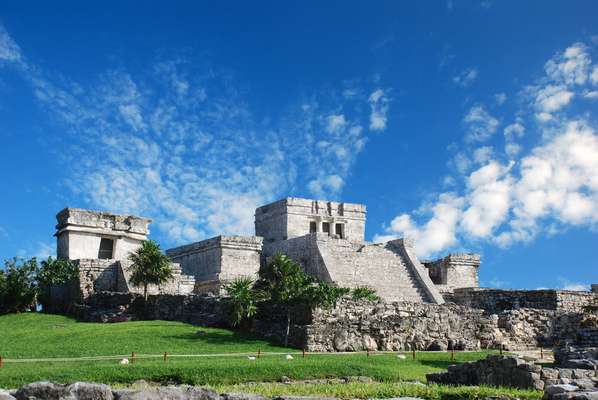 Desde Cancún se pueden visitar las ruinas de algunas de las ciudades mayas más importantes que florecieron en la península de Yucatán entre los siglos 3 y 16. Uxmal y Chichén Itzá son algunos de los sitios arqueológicos a los que se puede llegar en autobús, barco o avión. Arriba, la pirámide el Castillo en Tulum.