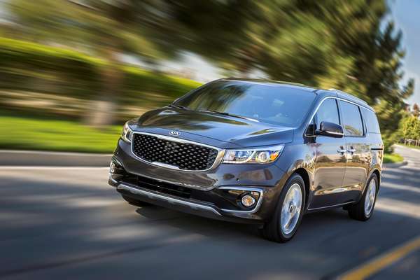 Kia a través de los últimos años ha venido re diseñando sus autos y el último en convertirse es el Kia Sedona.  Bajo la dirección del jefe de diseño oficial Peter Schreyer, la CUV y sus  proporciones ofrecen toda de la conveniencia funcional del segmento, pero desafia las tendecias dediseño.